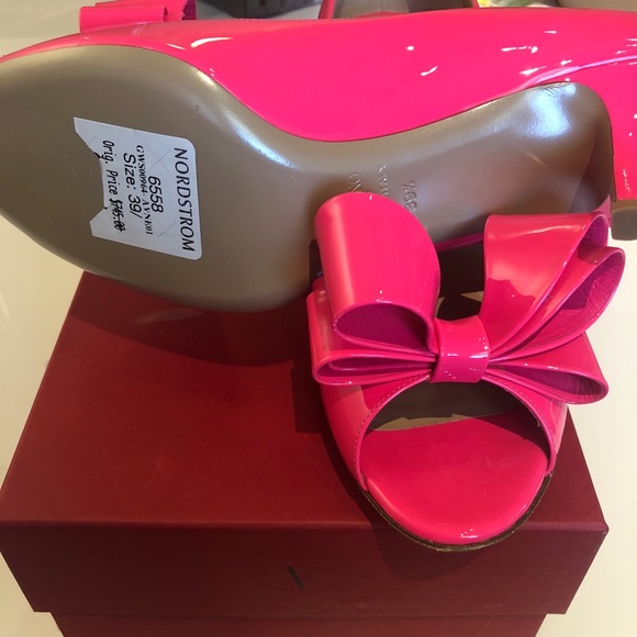 Valentino Bow Pump - Picture 4 of 8
